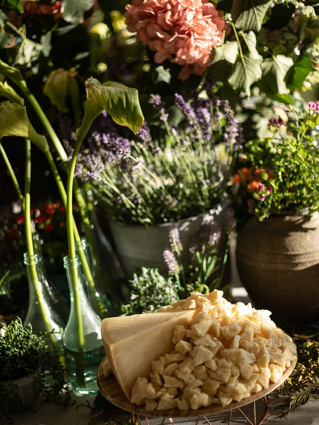 Así de espectaculares son nuestros puestos de quesos! Tan bonito que parece un bodegón de Caravaggio. Nuestros productos nacionales son de las mejores calidades, un éxito asegurado entre tus invitados.

#eneldocatering #fincaastilbebyeneldo #lasallebyeneldo #grupoeneldo #venues #eventos2025 #eventossociales #eventocorporativo #eventosmadrid #venuesmadrid #venues #eventosexclusivos #cateringmadrid #gastronomiaespañola #bodas #lifestyle #beautyandlifestyle #placetobe