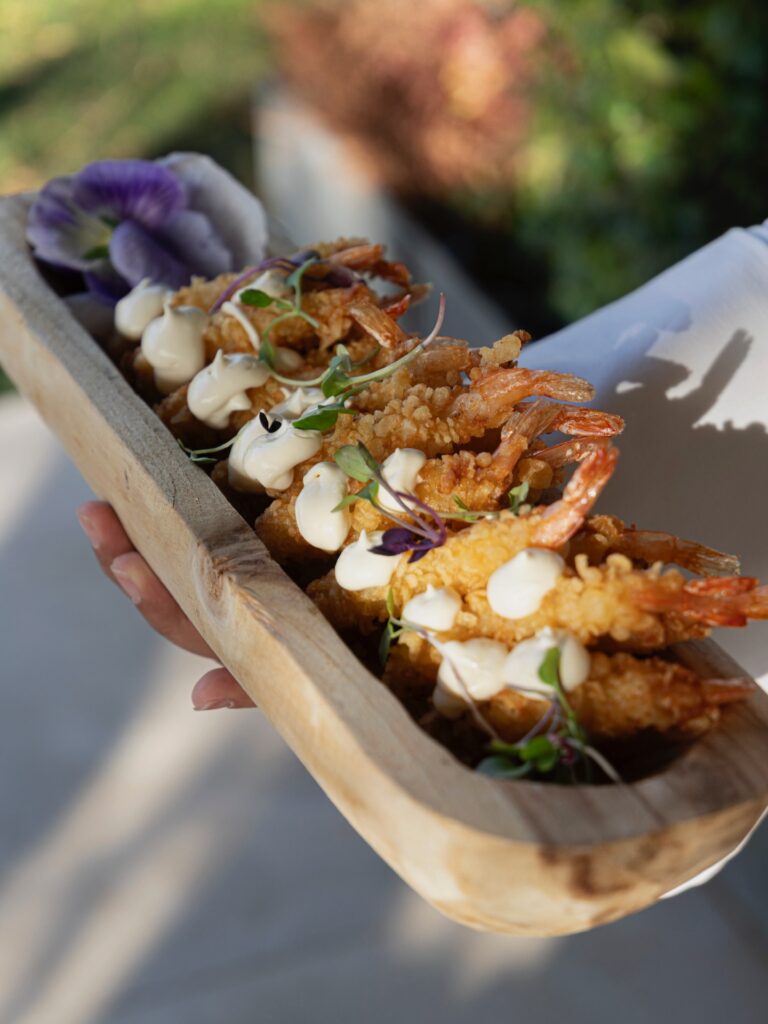 Os traemos nuevos y deliciosos aperitivos que no os querréis perder! Crujiente de langostinos con mayonesa, steak tartar, tacos, brochetas de pollo al curry… Todo lo necesario para que vuestros invitados disfruten como nunca antes.
#eneldocatering #fincaastilbebyeneldo #lasallebyeneldo #grupoeneldo #venues #eventos2025 #eventossociales #eventocorporativo #eventosmadrid #venuesmadrid #venues #eventosexclusivos #cateringmadrid #gastronomiaespañola #bodas #lifestyle #beautyandlifestyle #placetobe