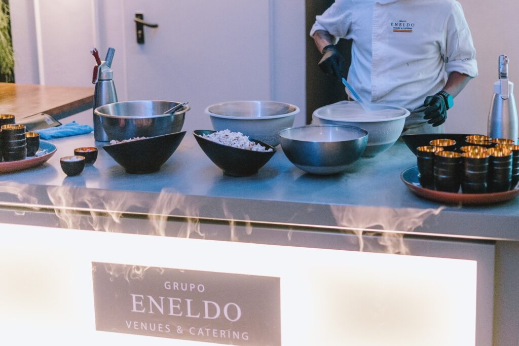 Sabores que conquistan desde el primer bocado. Aperitivos artesanales y puestos de comida que elevan cada evento. Con Grupo Eneldo, la experiencia empieza en el paladar.
#eneldocatering #fincaastilbebyeneldo #lasallebyeneldo #grupoeneldo #venues #eventos2025 #eventossociales #eventocorporativo #eventosmadrid #venuesmadrid #venues #eventosexclusivos #cateringmadrid #gastronomiaespañola #bodas #lifestyle #beautyandlifestyle #placetobe