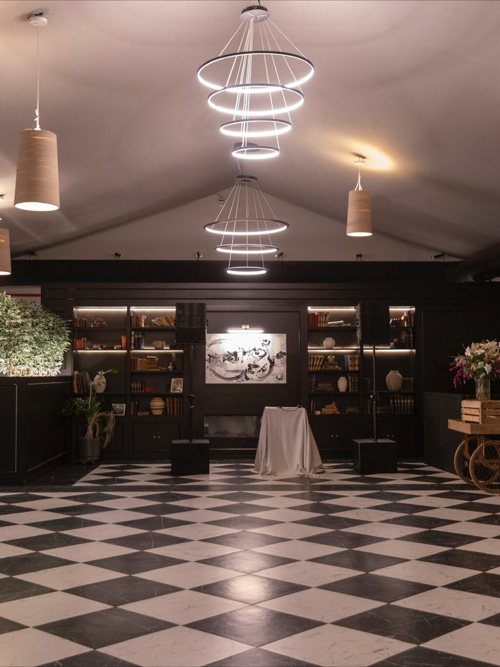 Descubre nuestro salón interior Dos Aguas. Un espacio diáfano que se adapta a las necesidades de cada cliente. Su diseño moderno, elegante y minimalista en blanco y negro son el entorno perfecto para potenciar cualquier evento. Entra en Eneldo.es y reserva ya tu fecha. 

#eneldocatering #fincaastilbebyeneldo #lasallebyeneldo #grupoeneldo #venues #eventos2025 #eventossociales #eventocorporativo #eventosmadrid #venuesmadrid #venues #eventosexclusivos #cateringmadrid #gastronomiaespañola #bodas #lifestyle #beautyandlifestyle #placetobe