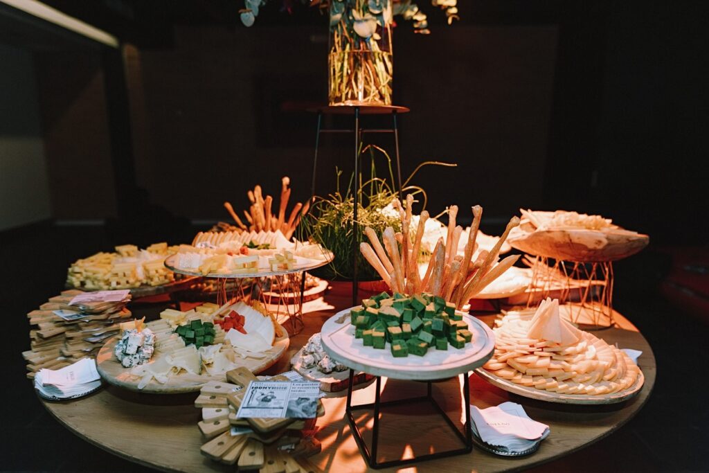 Sabores que conquistan desde el primer bocado. Aperitivos artesanales y puestos de comida que elevan cada evento. Con Grupo Eneldo, la experiencia empieza en el paladar.
#eneldocatering #fincaastilbebyeneldo #lasallebyeneldo #grupoeneldo #venues #eventos2025 #eventossociales #eventocorporativo #eventosmadrid #venuesmadrid #venues #eventosexclusivos #cateringmadrid #gastronomiaespañola #bodas #lifestyle #beautyandlifestyle #placetobe