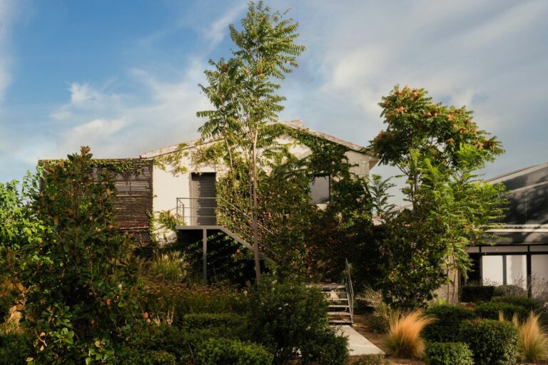 Situada en un enclave privilegiado de Madrid, a tan solo 5 minutos del centro, Finca Astilbe by Eneldo combina naturaleza y proximidad para ofrecerte el escenario perfecto para tus eventos más especiales. Rodeada de árboles y un jardín de flores silvestres, nuestra finca crea una atmósfera exclusiva sin renunciar a la comodidad y al fácil acceso desde cualquier punto de la ciudad. Descubre todo lo que necesitas saber de Finca Astilbe en GrupoEneldo.es.
#eneldocatering #fincaastilbebyeneldo #lasallebyeneldo #grupoeneldo #venues #eventos2025 #eventossociales #eventocorporativo #eventosmadrid #venuesmadrid #venues #eventosexclusivos #cateringmadrid #gastronomiaespañola #bodas #lifestyle #beautyandlifestyle #placetobe