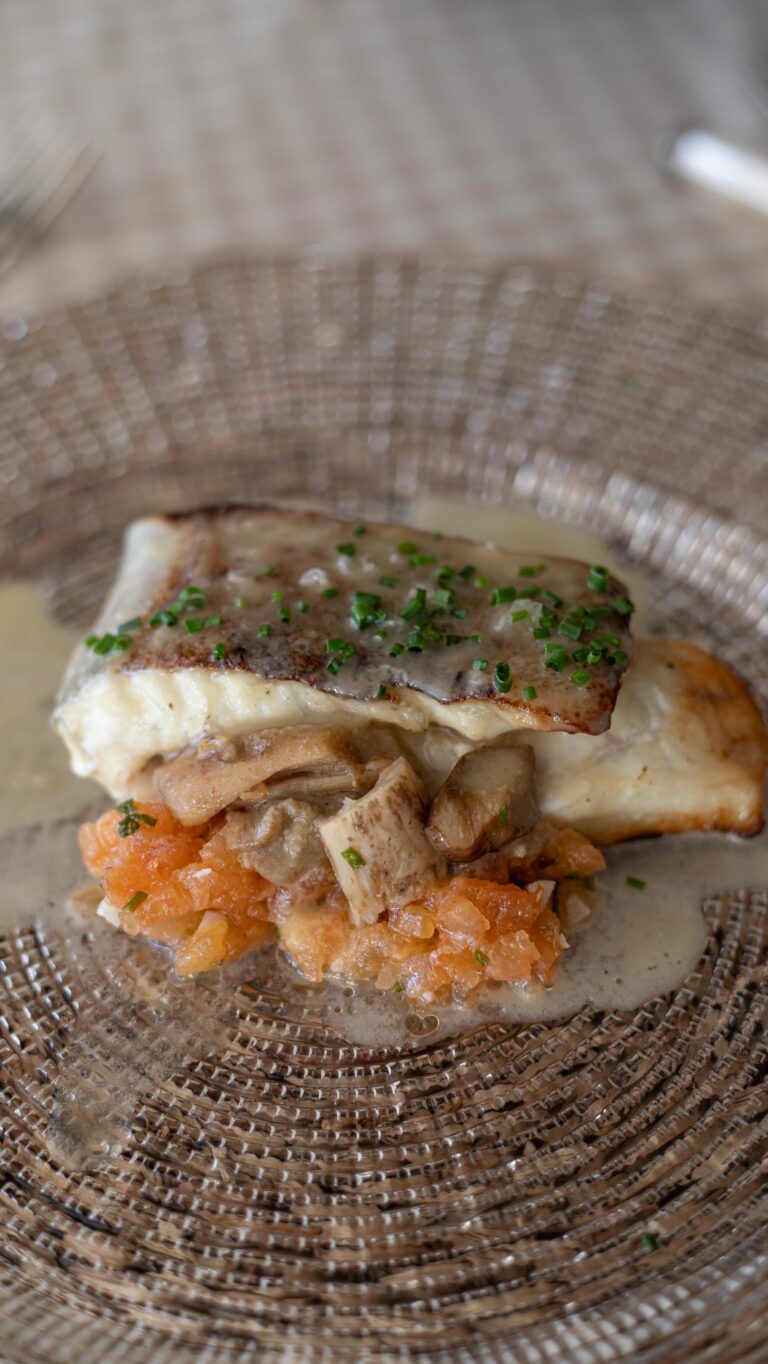 Delicado, elegante y lleno de matices. Nuestro rodaballo asado se sirve con una suave salsa beurre blanc que realza su sabor, acompañado de tomate concassé fresco y hongos salteados que aportan profundidad y equilibrio al plato.
#eneldocatering #fincaastilbebyeneldo #lasallebyeneldo #grupoeneldo
#eventos2026