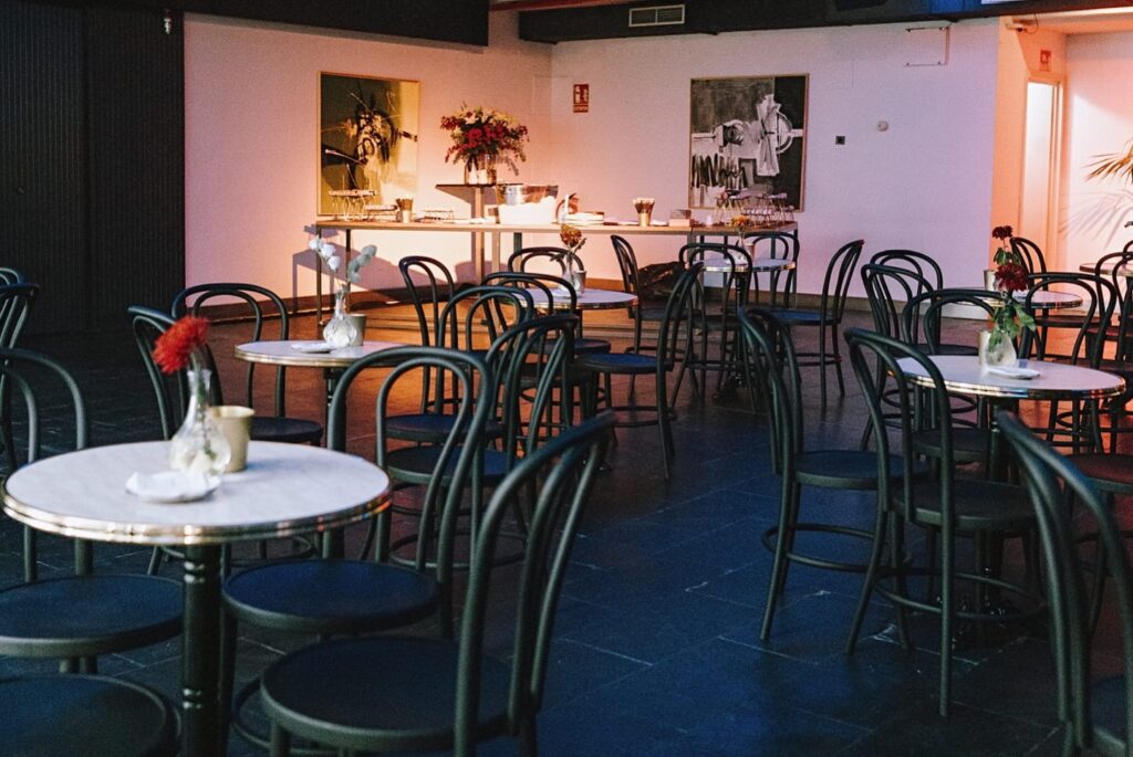 Nuestro espacio La Salle by Eneldo se encuentra en pleno centro urbano de Madrid, a solo 150 m del Estadio Santiago Bernabéu, diseñado para eventos corporativos, sociales y profesionales. Con 1.400 m², dos salas independientes conectadas por un amplio pasillo y tecnología audiovisual de última generación, se adapta a reuniones, conferencias, presentaciones y celebraciones con estilo. Más información en GrupoEneldo.com.
#eneldocatering #fincaastilbebyeneldo #lasallebyeneldo #grupoeneldo #eventos2026