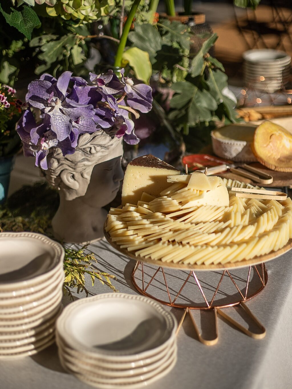 Así de espectaculares son nuestros puestos de quesos! Tan bonito que parece un bodegón de Caravaggio. Nuestros productos nacionales son de las mejores calidades, un éxito asegurado entre tus invitados.

#eneldocatering #fincaastilbebyeneldo #lasallebyeneldo #grupoeneldo #venues #eventos2025 #eventossociales #eventocorporativo #eventosmadrid #venuesmadrid #venues #eventosexclusivos #cateringmadrid #gastronomiaespañola #bodas #lifestyle #beautyandlifestyle #placetobe
