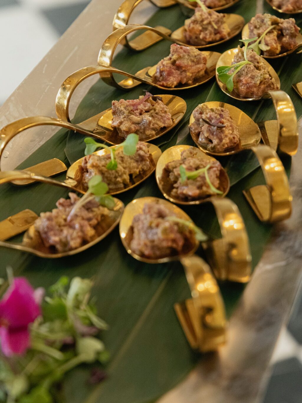 Os traemos nuevos y deliciosos aperitivos que no os querréis perder! Crujiente de langostinos con mayonesa, steak tartar, tacos, brochetas de pollo al curry… Todo lo necesario para que vuestros invitados disfruten como nunca antes.
#eneldocatering #fincaastilbebyeneldo #lasallebyeneldo #grupoeneldo #venues #eventos2025 #eventossociales #eventocorporativo #eventosmadrid #venuesmadrid #venues #eventosexclusivos #cateringmadrid #gastronomiaespañola #bodas #lifestyle #beautyandlifestyle #placetobe