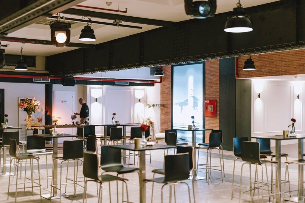 Nuestro espacio La Salle by Eneldo se encuentra en pleno centro urbano de Madrid, a solo 150 m del Estadio Santiago Bernabéu, diseñado para eventos corporativos, sociales y profesionales. Con 1.400 m², dos salas independientes conectadas por un amplio pasillo y tecnología audiovisual de última generación, se adapta a reuniones, conferencias, presentaciones y celebraciones con estilo. Más información en GrupoEneldo.com.
#eneldocatering #fincaastilbebyeneldo #lasallebyeneldo #grupoeneldo #eventos2026